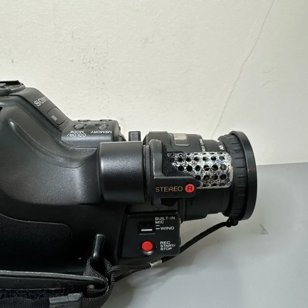 Sony Handycam NTSC Video 8 CCD-F77 Camcorder & Battery Black